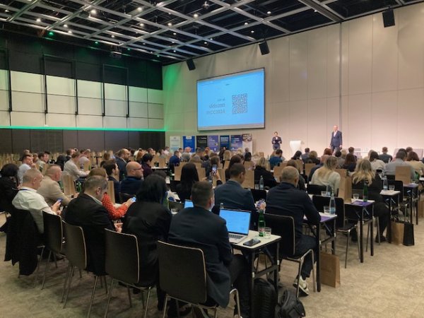 Konference Call centra přinesla nové pohledy na AI i na generaci Z